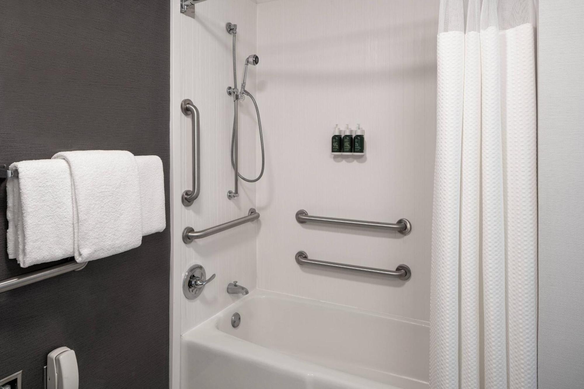 Courtyard By Marriott Dulles Airport Herndon/Reston Bagian luar foto